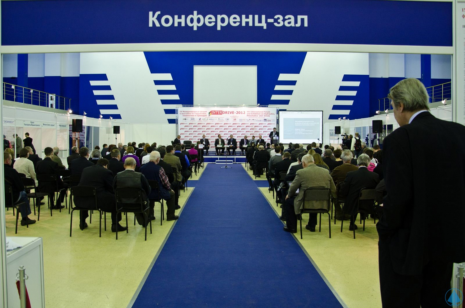 Выставка "Интердрайв-2012"    В Москве торжественно завершил свою работу IX Международный Форум и выставка по гидравлике, пневматике и приводам «Интердрайв-2012», на которой также была представлена компания «Уральский инжиниринговый центр».